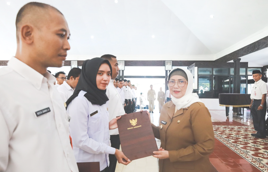 Pj. Bupati Lumajang Indah Wahyuni (Yuyun) membagikan Surat Keputusan (SK) kepada 716 Pegawai Pemerintah dengan Perjanjian Kerja (PPPK) formasi tahun 2023, bertempat di Pendopo Arya Wiraraja Lumajang, Senin 20 Mei 2024. (Foto: Kominfo Lumajang)