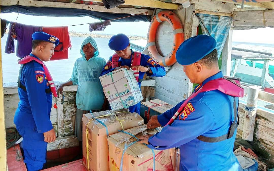 Anggota Satpolairud Situbondo memeriksa barang bawaan kapal melintas di perairan Jangkar dan Kalbut Situbondo tujuan Lembar Lombok NTB.(Foto: Humas Polres Situbondo)