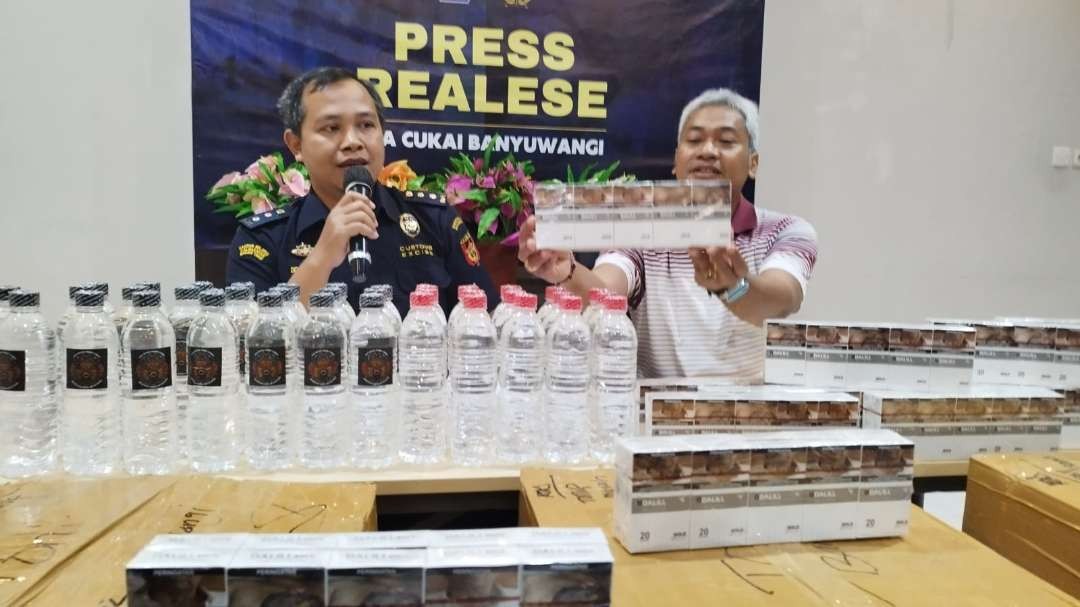 Bea Cukai Banyuwangi menunjukkan arak bali dan rokok ilegal hasil penindakan (foto: Muh Hujaini/Ngopibareng.id)