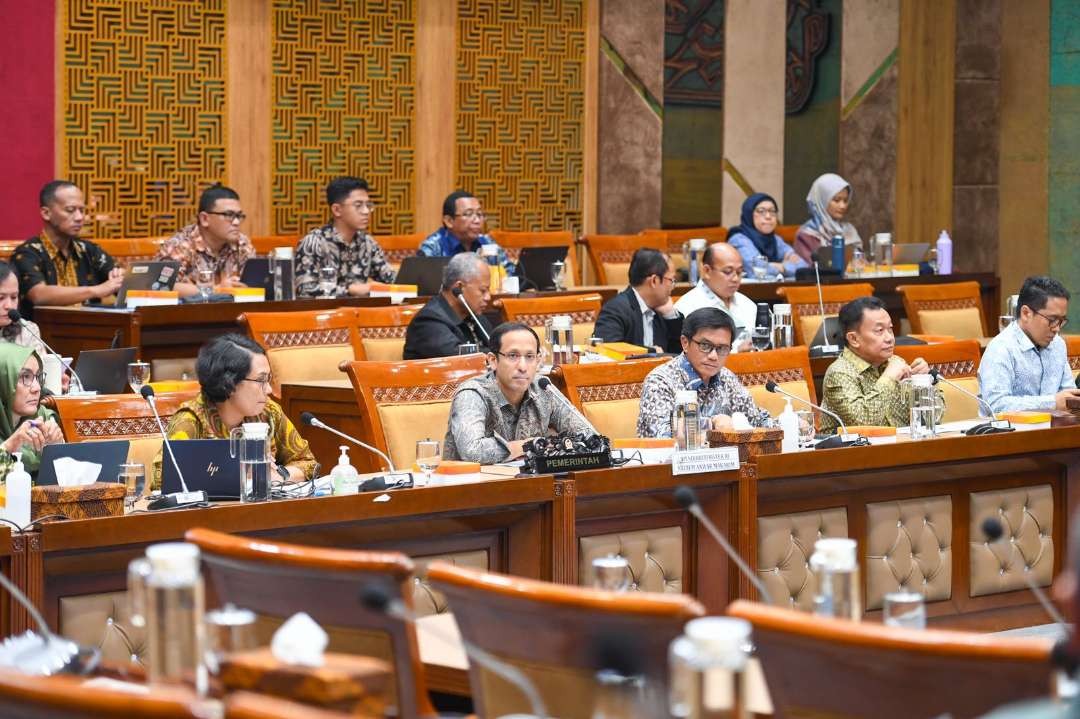 Rapat kerja Komisi X DPR RI dengan Kemendikbudristek terkait gadih Uang Kuliah Tunggal atau UKT. (Foto: BKHM)