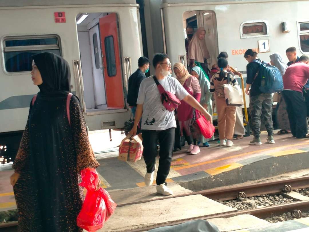 Suasana Stasiun Probolinggo menjelang libur panjang Hari Raya Waisak. (Foto: Ikhsan Mahmudi/Ngopibareng.id)