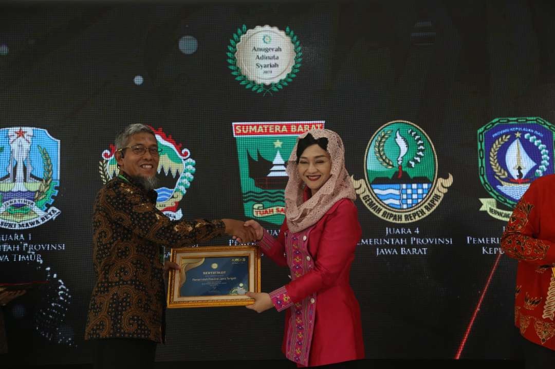 Sekretaris Daerah Provinsi Jawa Tengah Sumarno saat menerima penghargaan, di Menara Syariah Pantai Indah Kapuk Jakarta pada Senin, 20 Mei 2024. (Foto: Dok. Pemprov Jateng)