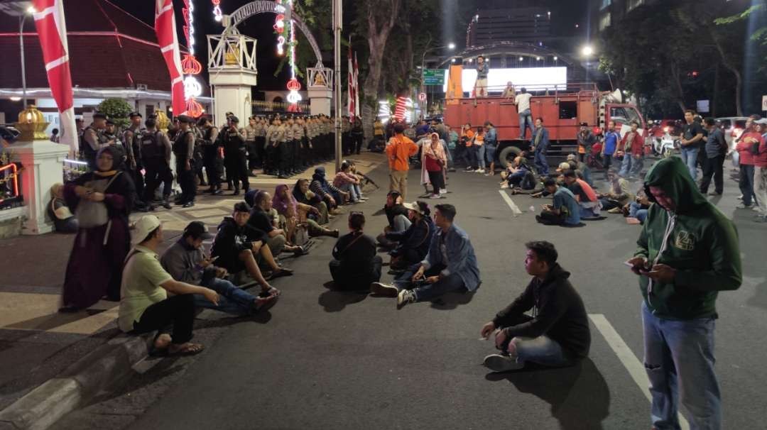 Warga terdampak penggusuran saat melakukan aksi di Gedung Negara Grahadi, Surabaya. (Foto: Fariz Yarbo/Ngopibareng.id)