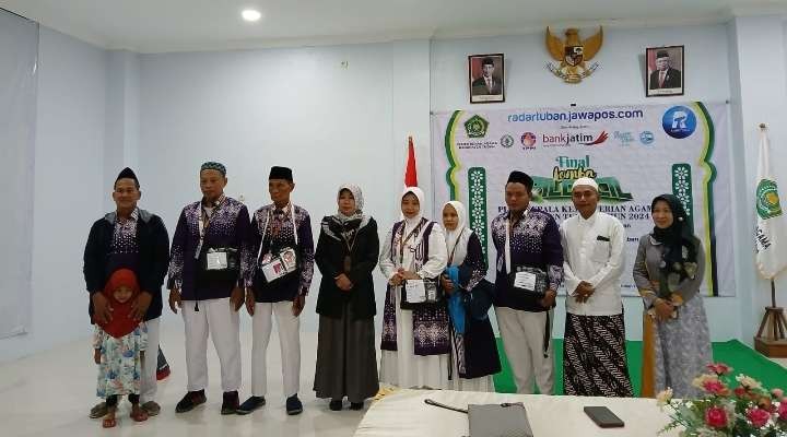 Pemberangkatan enam CJH Tuban dari gedung PLHUT Kemenag Tuban (Foto: Dok Kemenag Tuban)