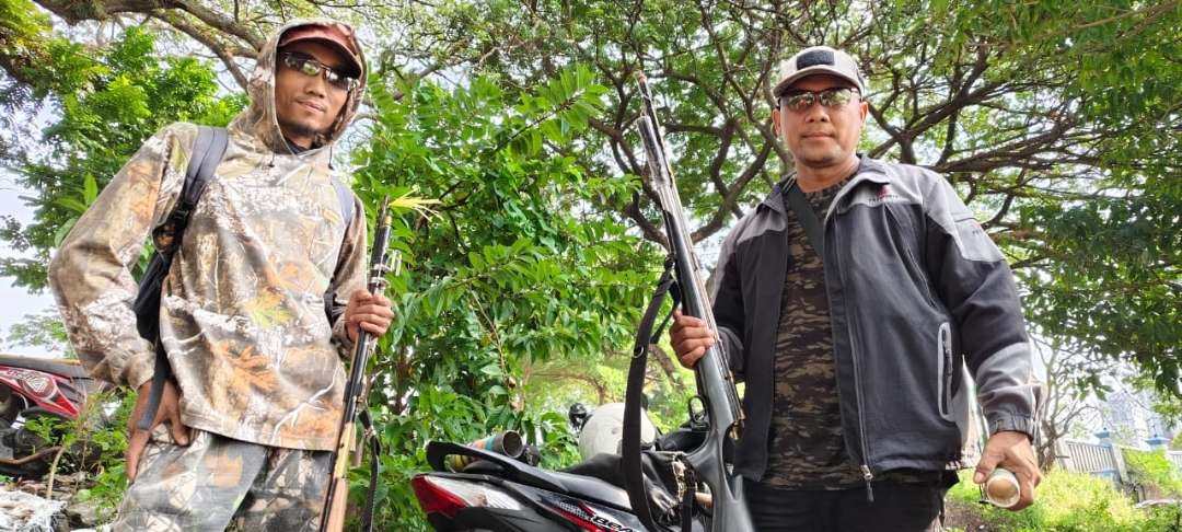 Tim pemburu ikan dari Jombang ini membawa alat penangkap ikan saat mendatangi Sungai Brantas Kediri cari ikan mabuk. (Foto: Fendi Lesmana/Ngopibareng.id)