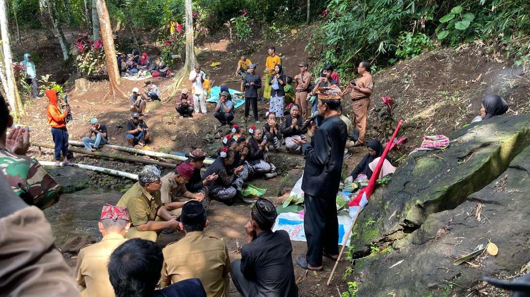 Tradisi Ithuk-ithukan yang digelar masyarakat using di Dusun Rejopuro, Desa Kampunganyar, Kecamatan Glagah Banyuwangi (foto: istimewa)