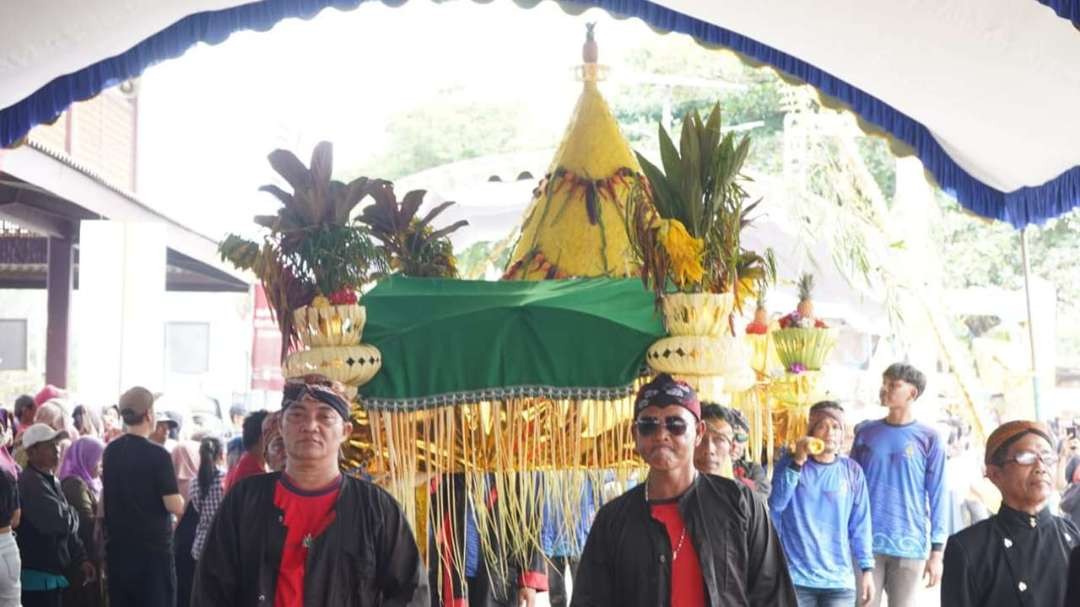 Warga pesisir selatan Trenggalek menggelar tradisi larung sembonyo di Pantai Prigi, Kecamatan Watulimo, Selasa, 21 Mei 2024. (Foto: Dok Trenggalek)