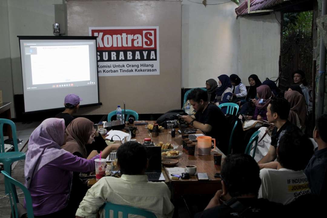 Suasana konsolidasi elemen masyarkat sipil, jurnalis, mahasiswa, konten kreator, seniman hingga aktivis hak asasi manusia di Surabaya, Jawa Timur, menggelar konsolidasi menolak revisi Undang-Undang (RUU) Penyiaran, Selasa 21 Mei 2024. (Foto: Istimewa)