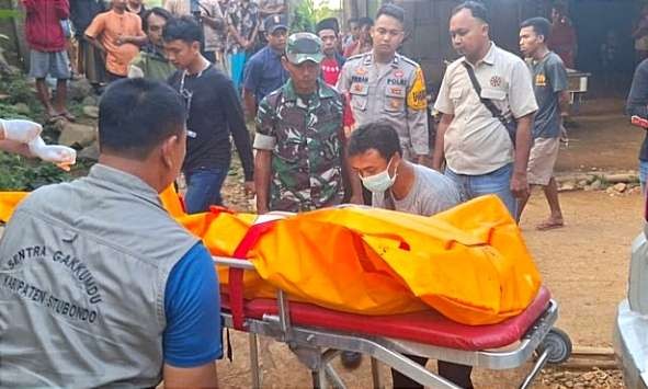 Jasad kakek dan cucu di Situbondo korban pembunuhan saat dievakuasi dari rumahnya di Dusun Kaliurang, Desa Kalisari, Kecamatan Banyuglugur. (Foto: Dokumentasi Polres Situbondo)