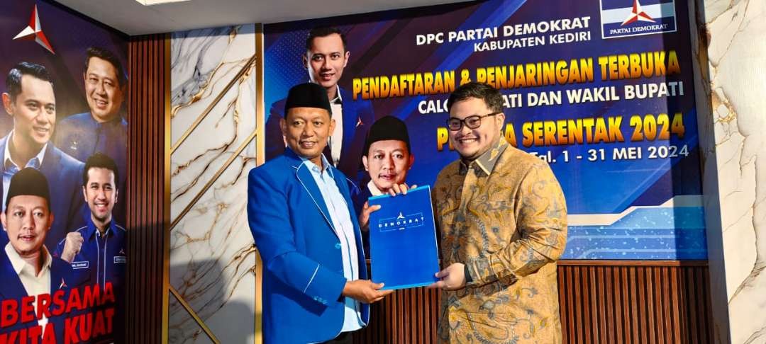 Bupati Kediri Hanindhito Himawan Pramana mengembalikan formulir pendaftaran Calon Bupati Kediri di Kantor DPC Partai Demokrat Kediri, Rabu 22 Mei 2024 malam (Foto: Fendhy Lesmana/Ngopibareng.id)