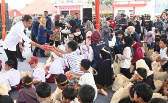 Presiden Jokowi mengunjungi posko tanggap darurat dan pengungsian di Lapangan Batu Taba, Kabupaten Agam, Provinsi Sumatra Barat. (Foto: BPMI Setpresl