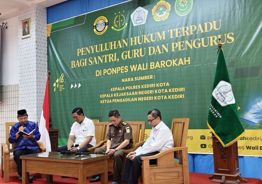 Lebih dari 500 santri, guru dan pengurus Pondok Pesantren Wali Barokah Kediri mengikuti kegiatan penyuluhan hukum terpadu, Rabu, 22 Mei 2024. (Fendi Lesmana/Ngopibareng.id)