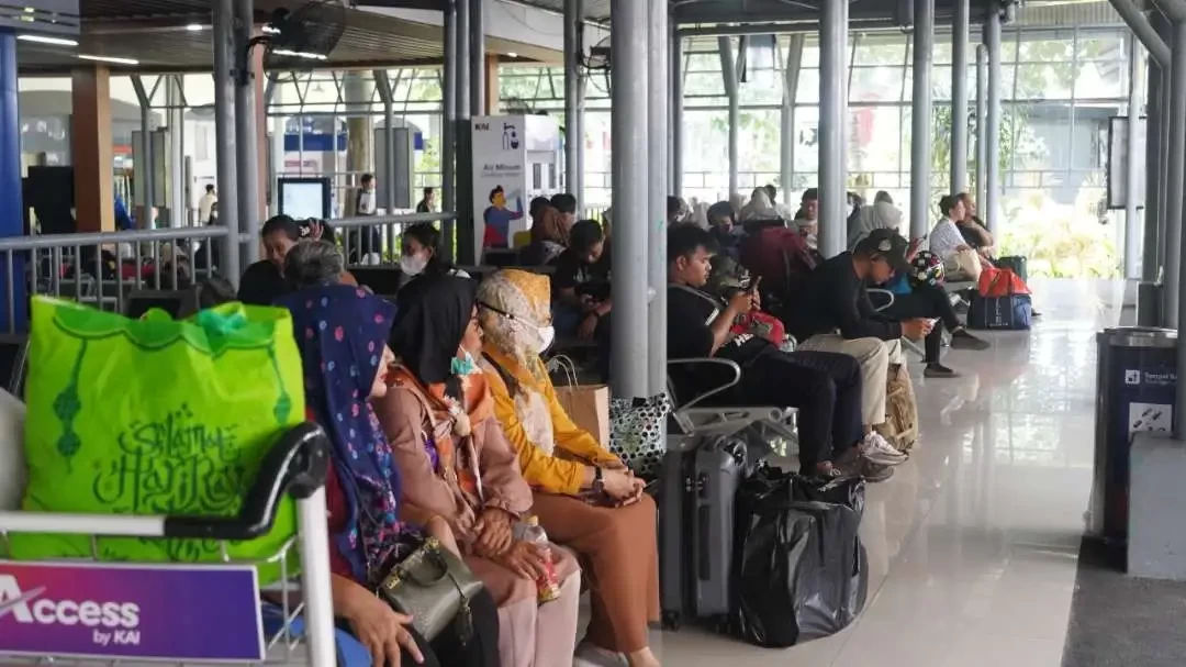 Suasana Stasiun Gubeng dipadati masyarakat saat periode libur panjang. (Foto: Humas KAI Daop 8 Surabaya)