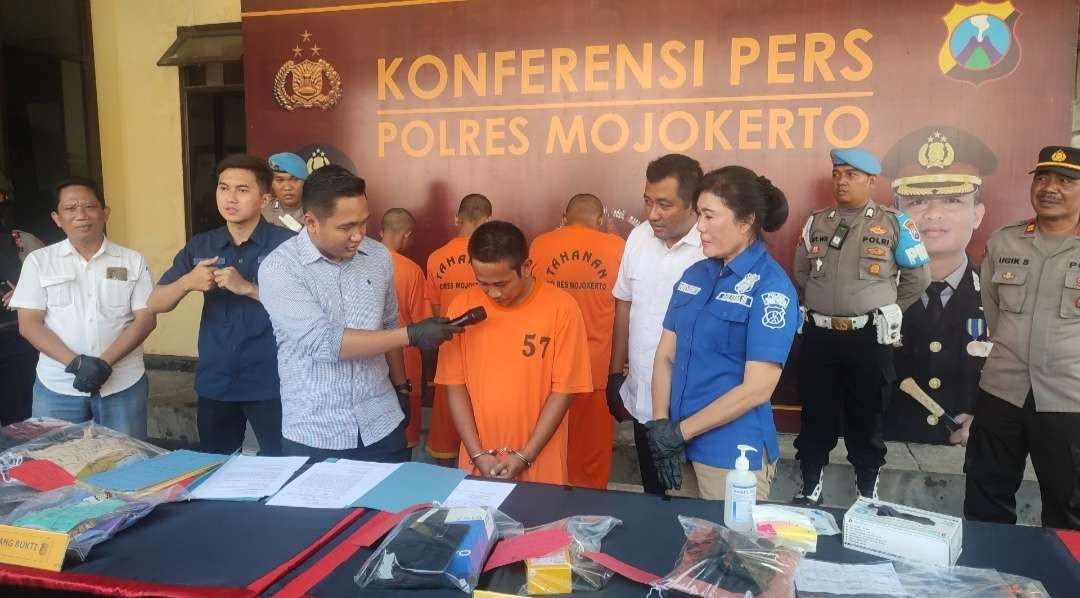 Pelaku berpura-pura menanyakan alamat kepada korban. (Foto: Deni Lukmantara/Ngopibareng.id)