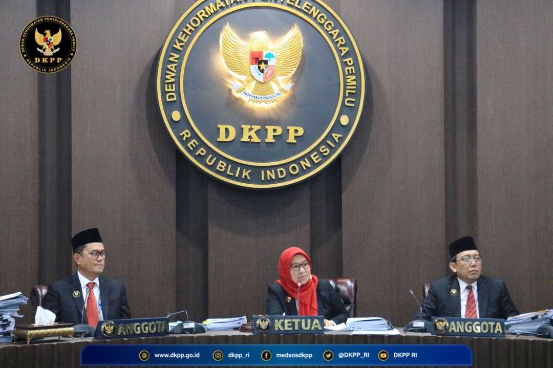 DKPP memanggil artis Deddy Mahendra Desta dalam sidang perdana dugaan asusila Ketua Komisi Pemilihan Umum (KPU) Hasyim Asy'ari, Rabu, 22 Mei 2024. (Foto: Dok DKPP RI)