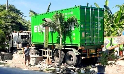 Truk tronton nyelonong tabrak warung makan mengakibatkan bangunan warung ambruk hingga pemiliknya meninggal dunia. (Foto:Dokumentasi Satlantas Polres Situbondo)