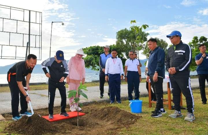 Wapres Ma'ruf Amin menanam pohon sukun setelah olahraga pagi dalam rangkaian kunjungan kerja di Mamuju. (Foto: Setwapres)