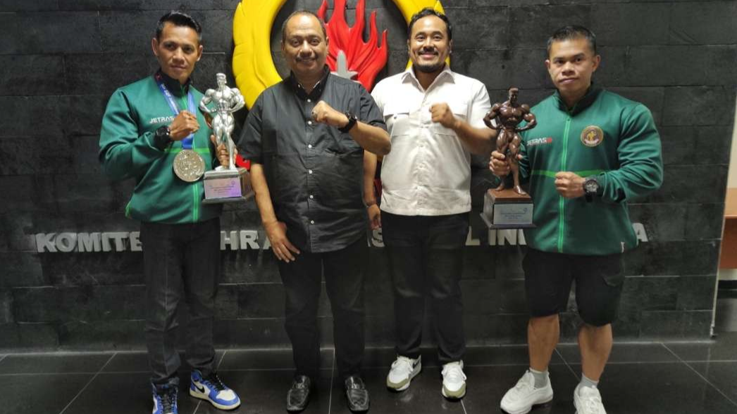 Ketua KONI Jatim, M Nabil bersama Ketua PBFI Jatim Raja Siahaan dan dua atlet yang berhasil membawa pulang piala dari kejuaraan Asean. (Foto: Fariz Yarbo/Ngopibareng.id)