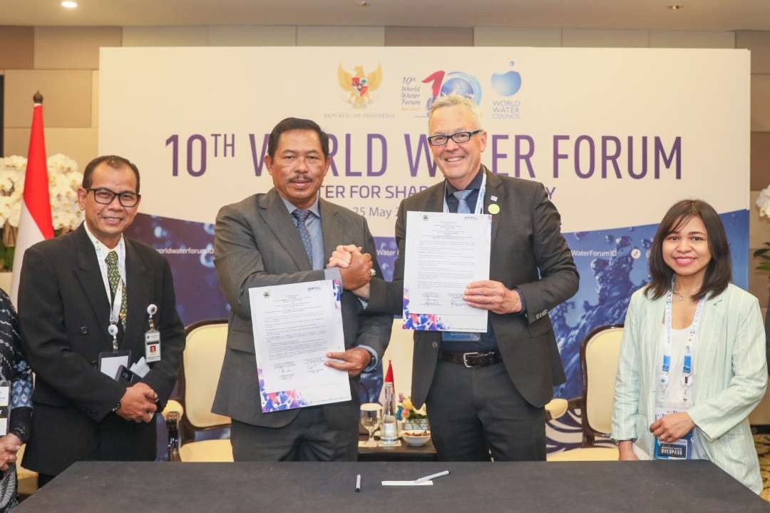 Penjabat Gubernur Jawa Tengah Nana Sudjana saat penandatanganan bersama letter of intent, oleh Rektor UNESCO-IHE Institute For Water Education Netherlands Mr Eddy Moors di sela acara World Water Forum (WWF) ke-10 di Nusa Dua Bali, Kamis, 23 Mei 2024.(Foto: Istimewa)