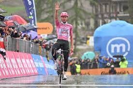 Tadej Pogacar (UAE Team Emirates) melakukan selebrasi dengan mengacungkan lima jarinya di GIro d'Italia etape 16. (Foto: Istimewa)