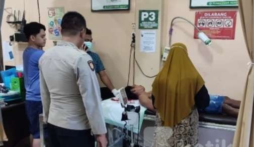 Wahid mengalami luka bacok di bagian kepala dirawat di RSAR Situbondo, akibat berkelahi lawan Feri. (Foto: Dokumentasi Satreskrim Polres Situbondo)