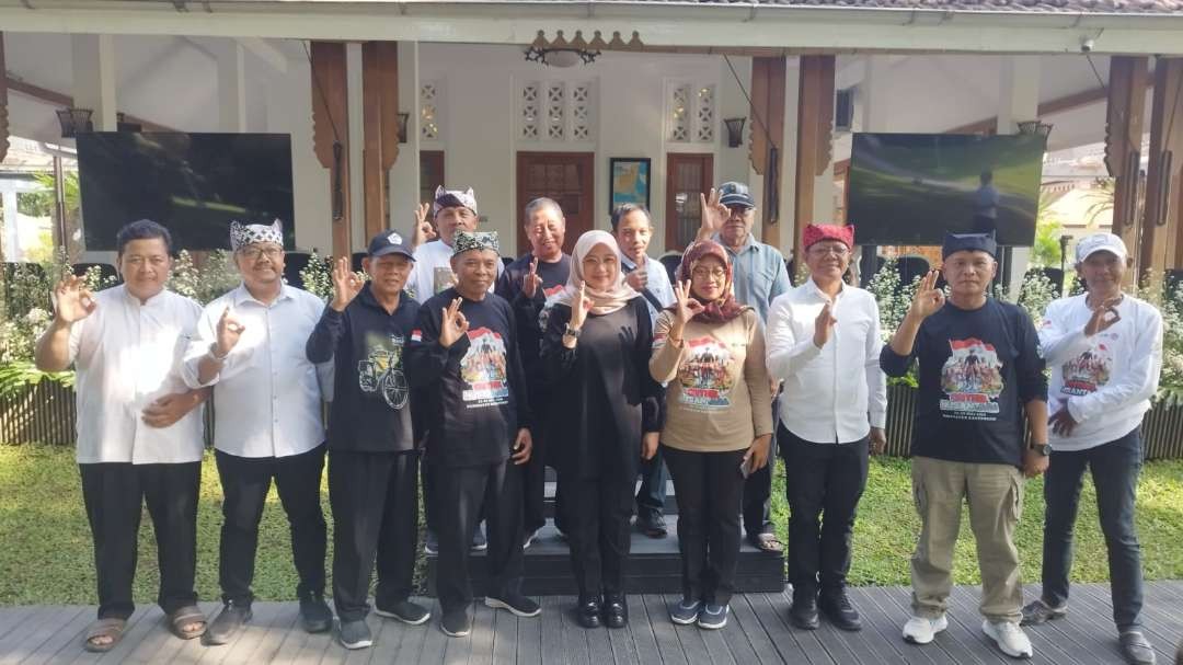 Bupati Banyuwangi Ipuk Fiestiandani bersama anggota KOSTI. (Foto: Muh Hujaini/Ngopibareng.id)