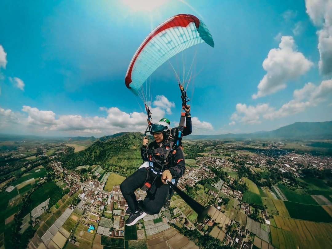 Bupati Banyuwangi Ipuk Fiestiandani mencoba paralayang dari Gunung Menyan (Foto; Humas Pemkab Banyuwangi)