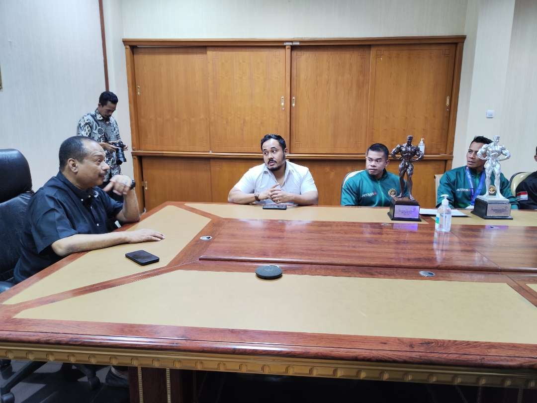 Ketua KONI Jatim, M Nabil bersama Ketua PBFI Jatim Raja Siahaan dan dua atlet yang berhasil membawa pulang piala dari kejuaraan Asean. (Foto: Fariz Yarbo/Ngopibareng.id)