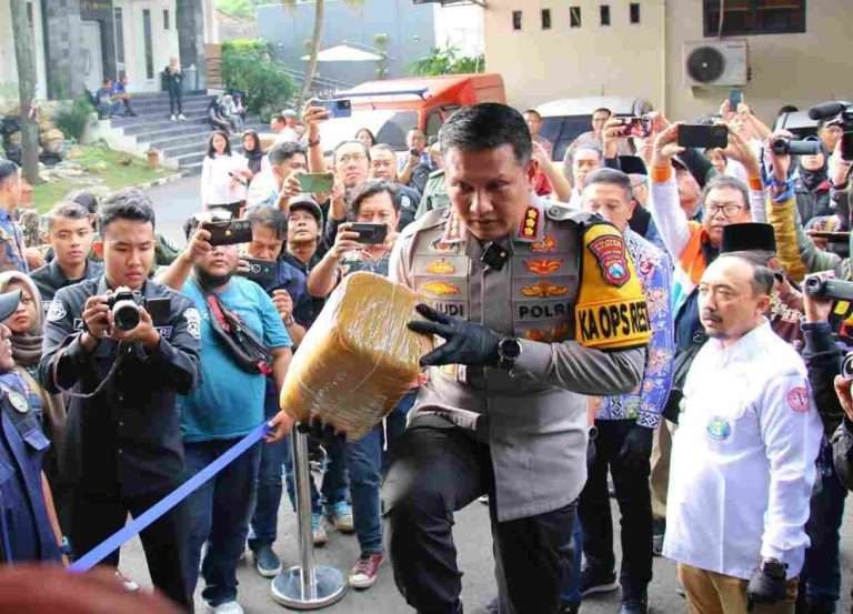 Kapolresta Malang Kota, Kombes Pol Budi Hermanto, saat pemusnahan barang bukti narkotik dan obat-obatan dari pelbagai jenis dimusnahkan Polresta Malang dan Forkopimda di Malang pada Rabu 22 Mei 2024. (Foto: dok. Polresta Malang)