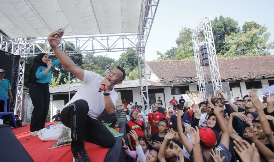 Bupati Ponorogo Sugiri Sancoko menjadi bintang di acara bersih Desa Jabung Kecamatan Mlarak, Kabupaten Ponororo pada Kamis 23 Mei 2024. (Foto: dok. kominfo ponorogo)