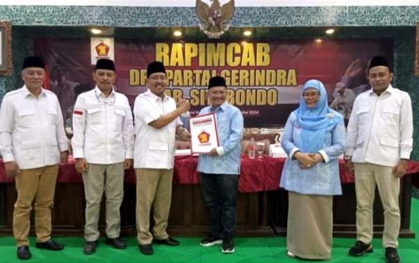 DPC Partai Gerindra Situbondo menyerahkan surat rekomendasi dulungan kepada Karna Suswandi dan Hj. Khoirani maju pada Pilkada Situbondo 2024.(Foto:Humas Gerindra Situbondo)