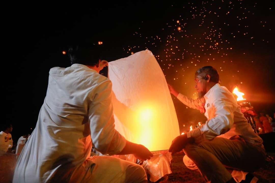 Ratusan lampion menghiasi langit Borobudur saat puncak peringatan Hari Waisak 2568  BE/2024 di lapangan Marga Utama Candi Borobudur, Magelang. (Foto: Dok Prov Jateng)