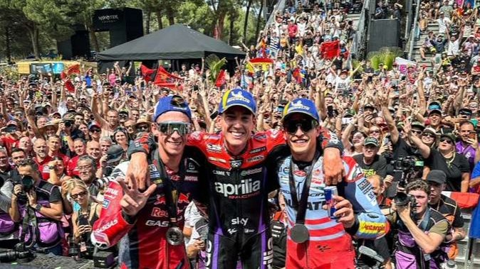 Podium sprint race MotoGP Catalunya milik Aleix Espargaro, Marc Marquez, dan Pedro Acosta, Sabtu 25 Mei 2024 malam waktu Indonesia. (Foto: X MotoGP)