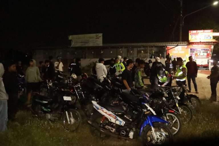 Razia anggota Polres Paciran dimulai pukul 00.00 WIB ini menyasar titik rawan balap liar kawasan JLS Barehan Sidoharjo – JLS Sirnoboyo pada Sabtu 25 Mei 2024. (Foto: dok. polres pacitan)