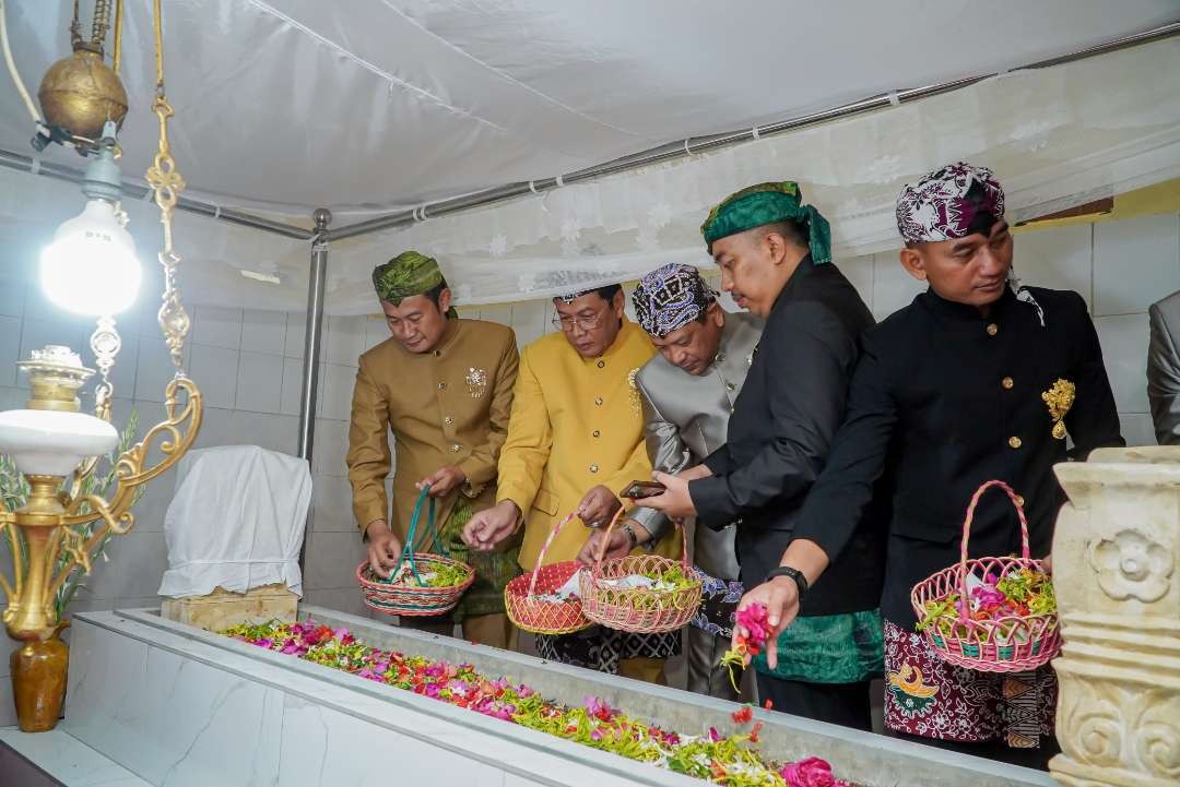 Bupati Lamongan Yuhronur Efendi didampingi Wabup Abdul Rouf, Ketua DPRD Abdul Rouf dan anggota Forkompimda nyekar di Makam Mbah Lamongan. (Foto :Istimewa)