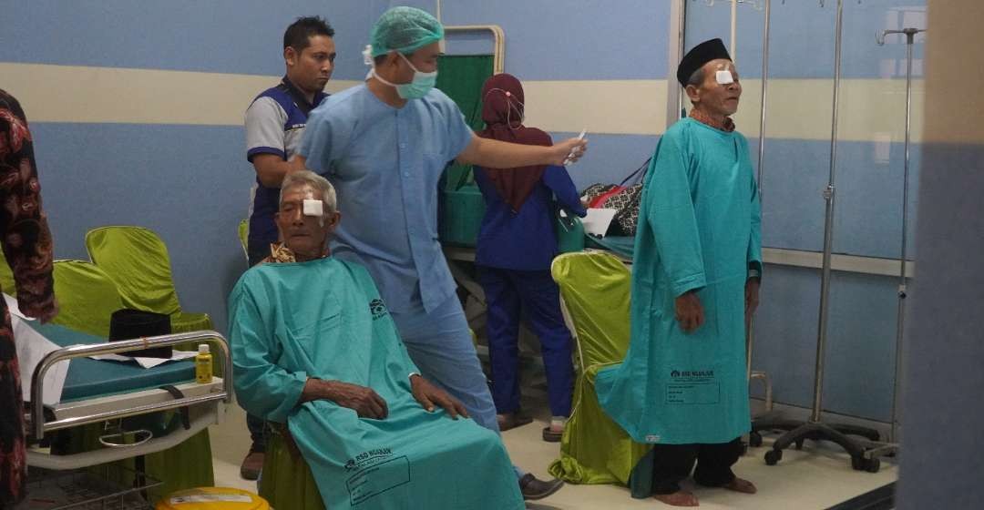 Suasana operasi katarak di Kabupaten Nganjuk, dalam rangka menyambut Hari Lansia Nasional, di Nganjuk pada Sabtu 25 Mei 2024. (Foto: dok. ping.nganjuk)