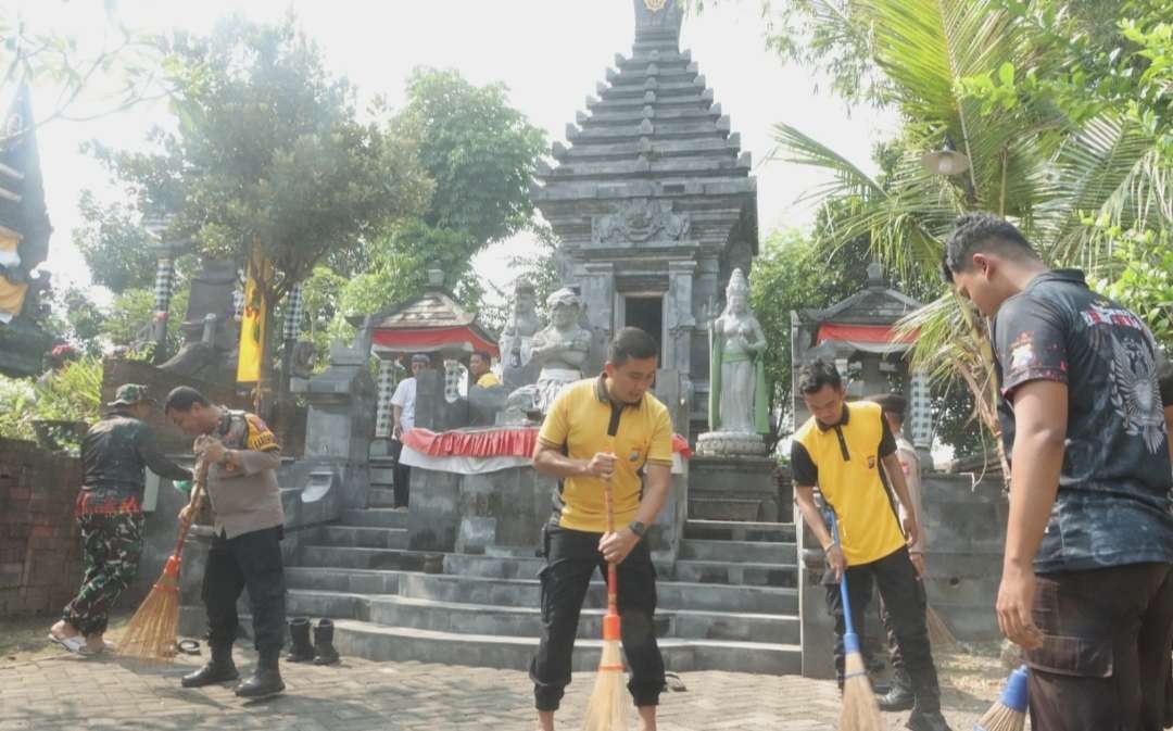 Personel Polres Mojokerto bersih-bersih tempat ibadah.(Foto: Deni Lukmantara/Ngopibareng.id)