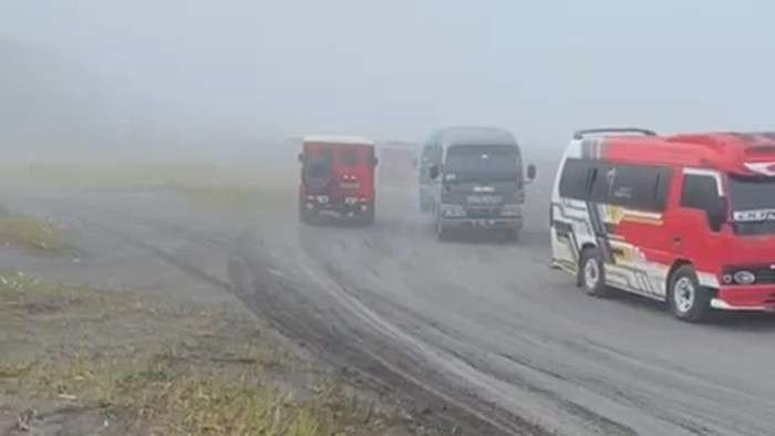 Sebanyak 22 mobil Isuzu Elf memasuki Lautan Pasir (Kaldera) Bromo. (Foto: tangkapan layar IG @seputar_pasuruan).