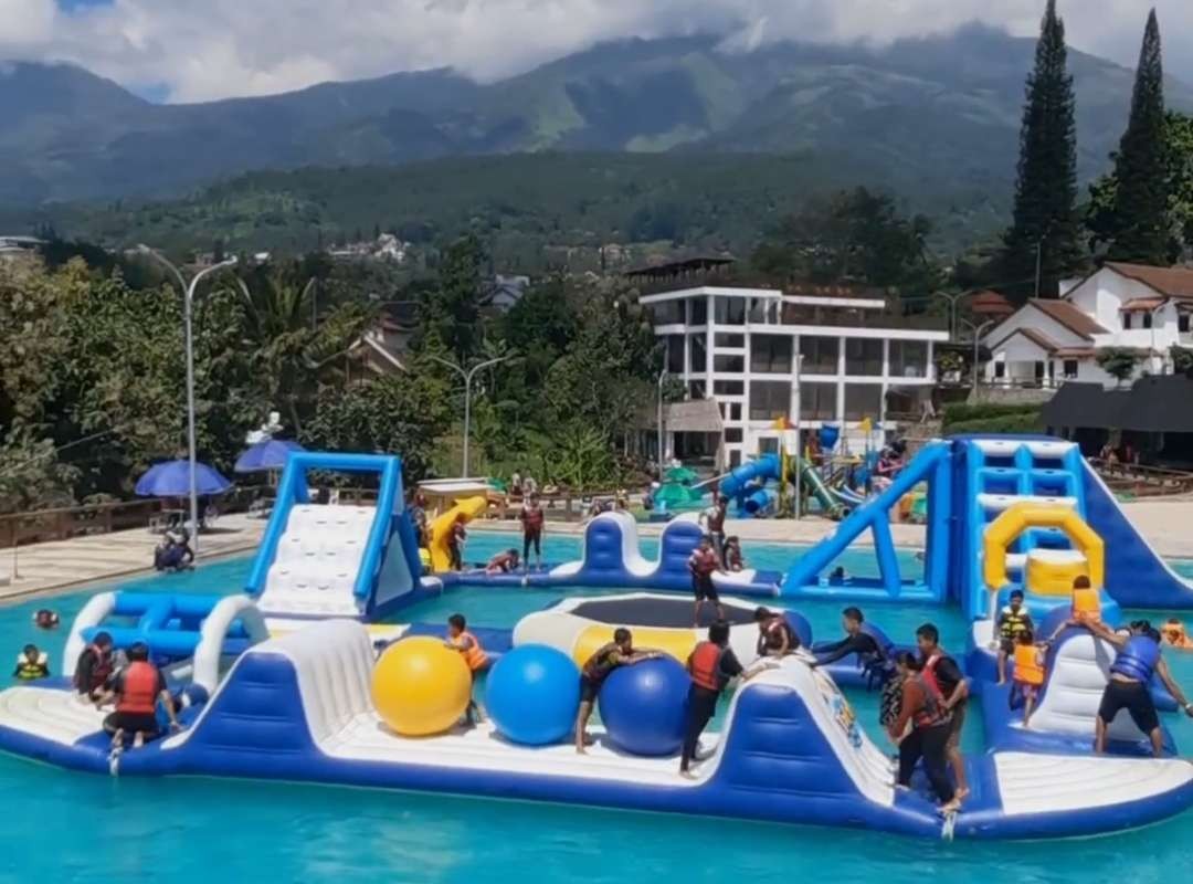 Pengunjung bermain ala ninja warrior di Watugedhe Aquapark. (Foto: Deni Lukmantara/Ngopibareng.id)