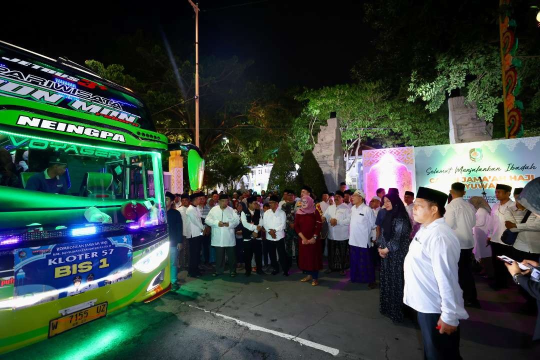 Bupati Banyuwangi melepas keberangkatan jamaah haji asal Banyuwangi (foto: Humas Pemkab Banyuwangi)