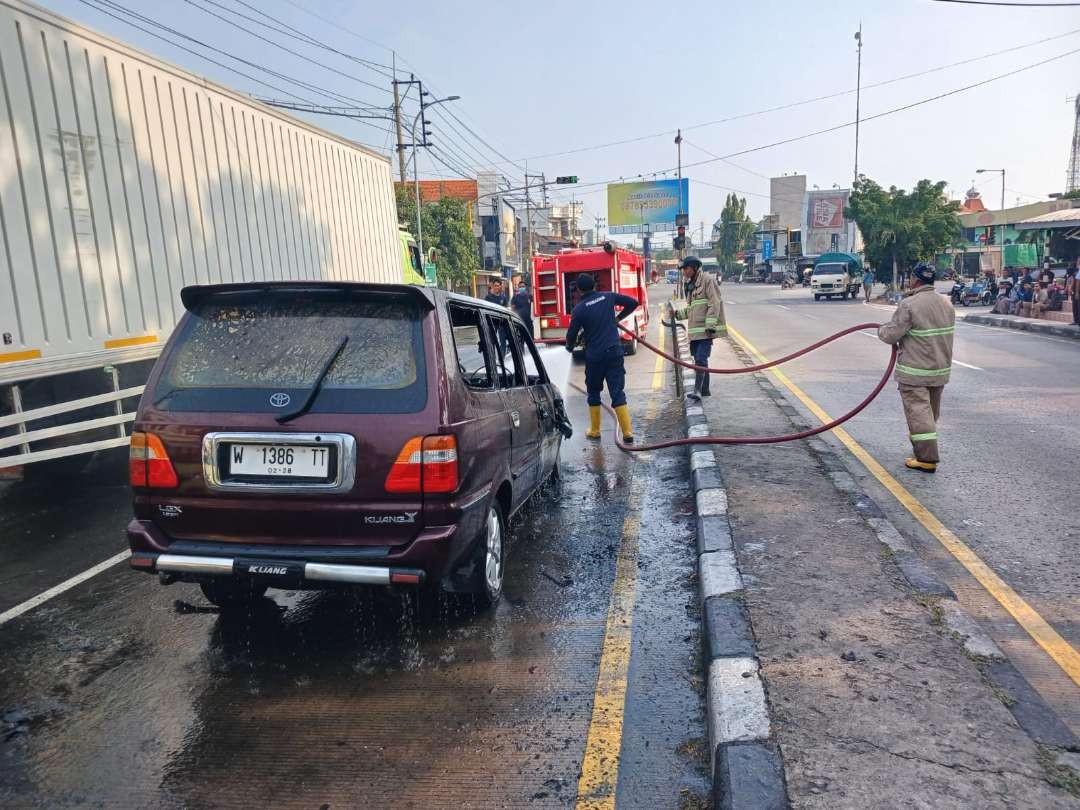 Mobil Kijang milik warga Mojokerto yang terbakar di Babat, Lamongan (Foto :Istimewa)n