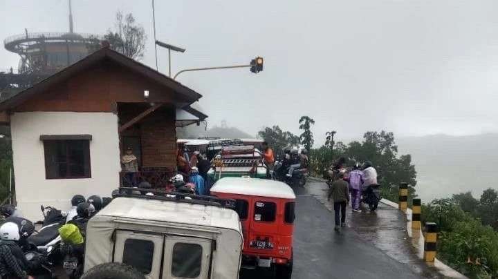 Wisatawan Bromo membeludak saat liburan panjang Hari Raya Waisak. (Foto: Ikhsan Mahmudi/Ngopibareng.id)