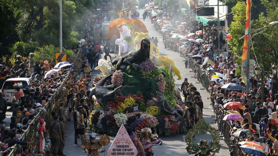 Peserta Surabaya Vaganza menampilkan kreasi yang menghibur warga. (Foto: Fariz Yarbo/Ngopibareng.id)