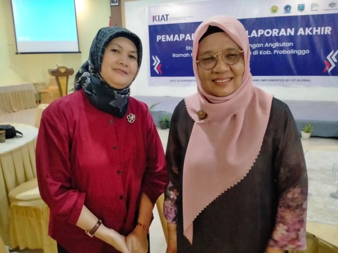 Prof. Entin Hidayah dari Universitas Jember (kanan) usai pemaparan draft laporan studi konsep pengembangan angkutan ramah penyandang disabilitas di Kabupaten Probolinggo. (Foto: Ikhsan Mahmudi/Ngopibareng.id)