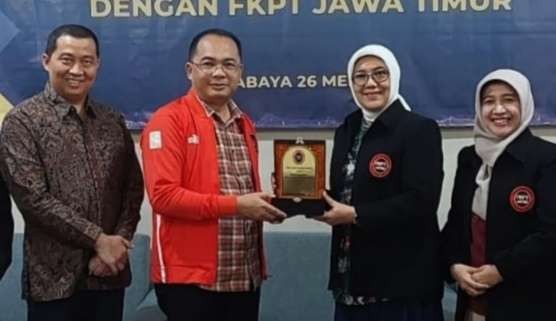 Ketua FKPT Jatim, Prof DR Hj Hesti Armiwulan SH MHum.l menyerahkan bandel kepadaPj Walikota Madiun Eddy Supriyanto. (Foto:adi/ngopibareng.id)