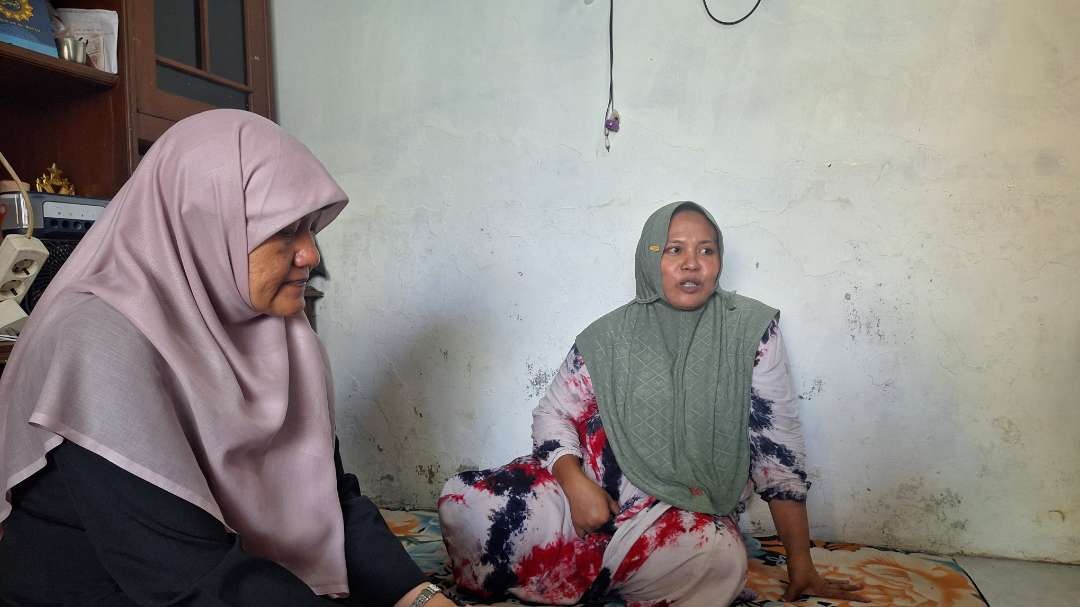 Wakil Ketua DPRD Kota Surabaya, Reni Astuti (kiri) saat melakukan takziah ke rumah duka alm. Maya Dwi Ramadhani, Senin 27 Mei 2024. (Foto: Julianus Palermo/Ngopibareng.id)