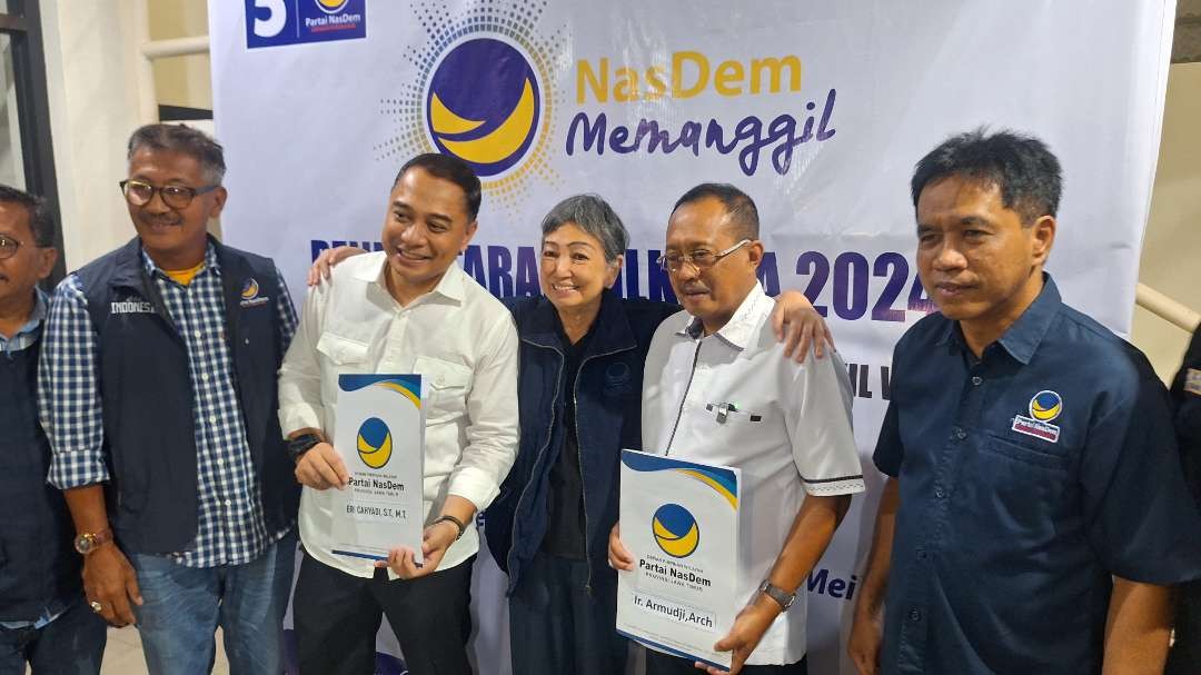 Walikota dan Wakil Walikota Surabaya petahana, Eri Cahyadi-Armuji saat mendaftar sebagai calon walikota dan wakil walikota ke Partai NasDem. Partai oposisi Eri-Armuji di DPRD Kota Surabaya. (Foto: Julianus Palermo/Ngopibareng.id)