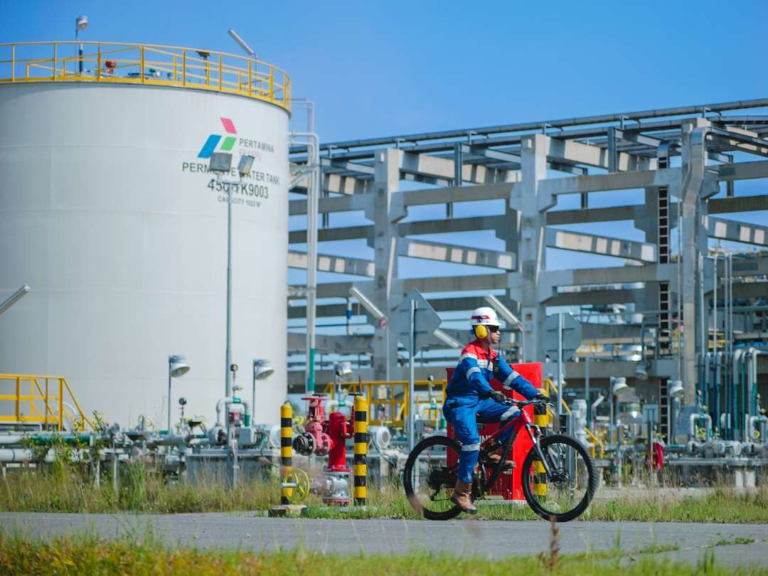 Pegawai sedang bersepeda di area PT Pertamina EP Cepu (PEPC) Zona 12, Regional Indonesia Timur, Subholding Upstream Pertamina, Lapangan Gas Jambaran-Tiung Biru (JTB) di Kecamatan Ngasem, Kabupaten Bojonegoro. (Foto: dok. Pepc)