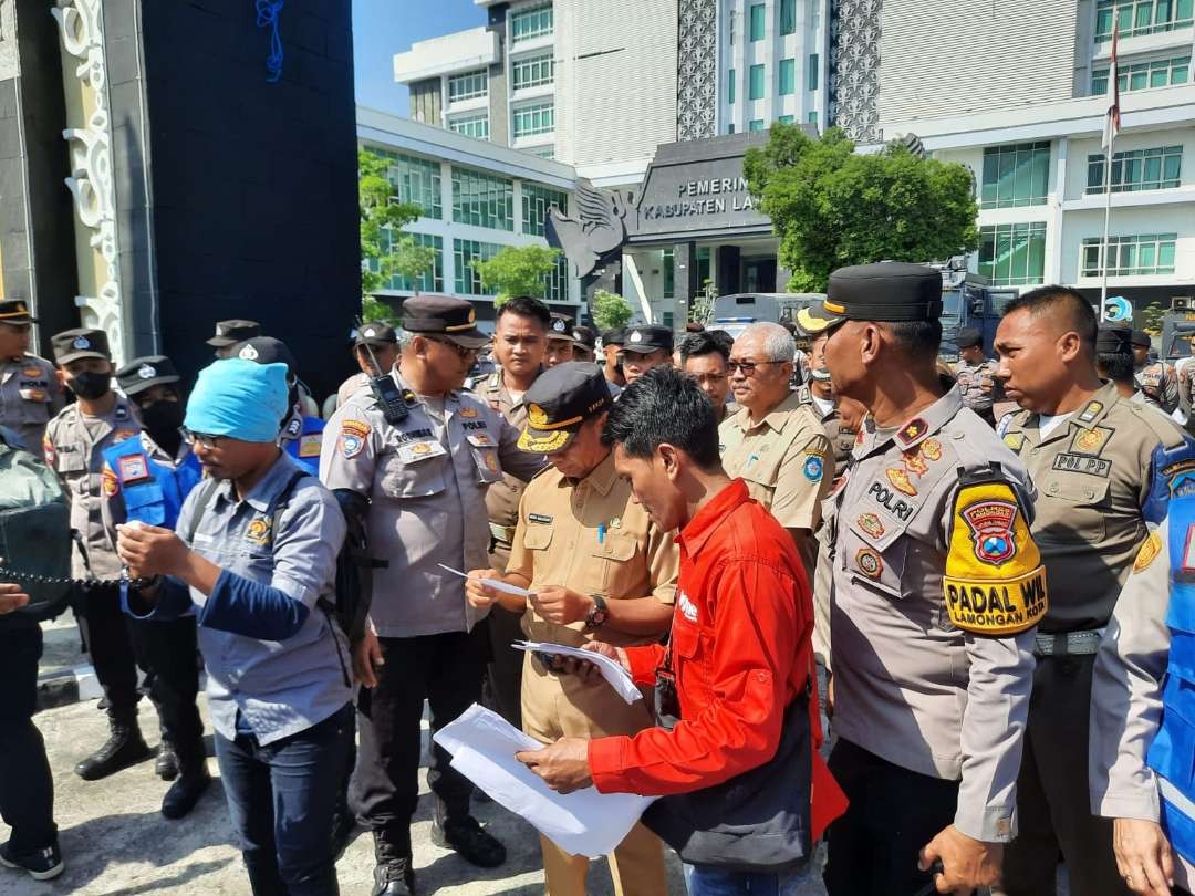 Aksi unjukrasa Aliansi Jurnalis Lamongan menolak RUU Penyiaran (Foto : Imron Rosidi/ngopibareng.id)