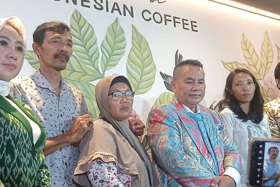 Pengacara Hotman Paris bersama keluarga Vina Cirebon. (Foto: Instagram)